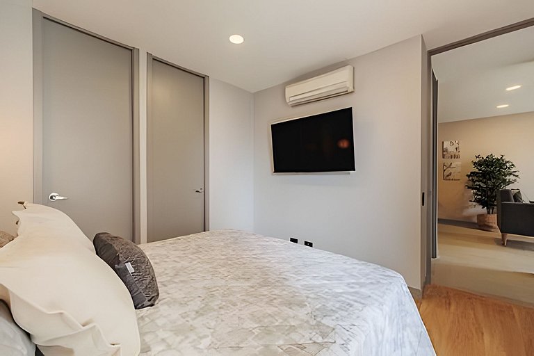 Next Avenue 702 - Apt with balcony and AC/Poblado