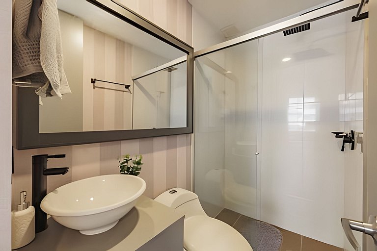 Next Avenue 702 - Apt with balcony and AC/Poblado