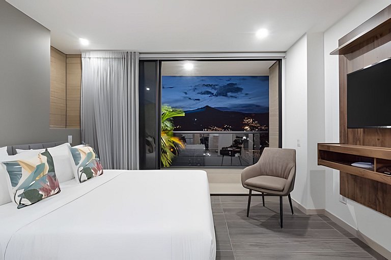 Class 48 2302 - Intimate Loft with Private balcony