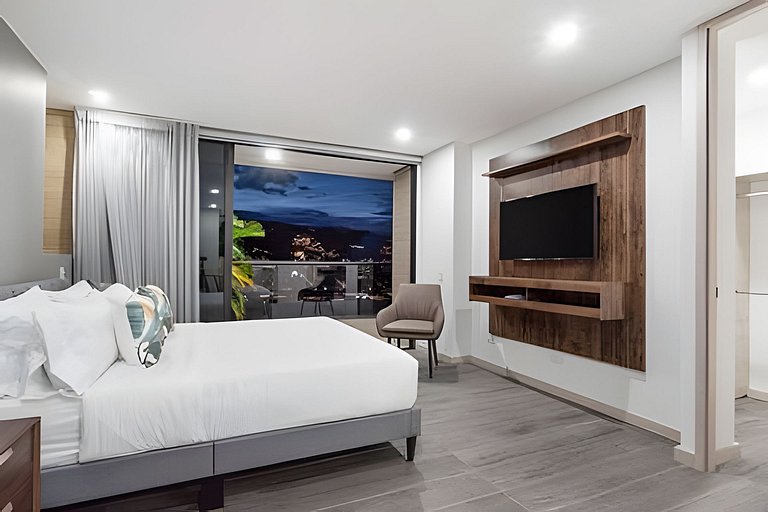 Class 48 2302 - Intimate Loft with Private balcony