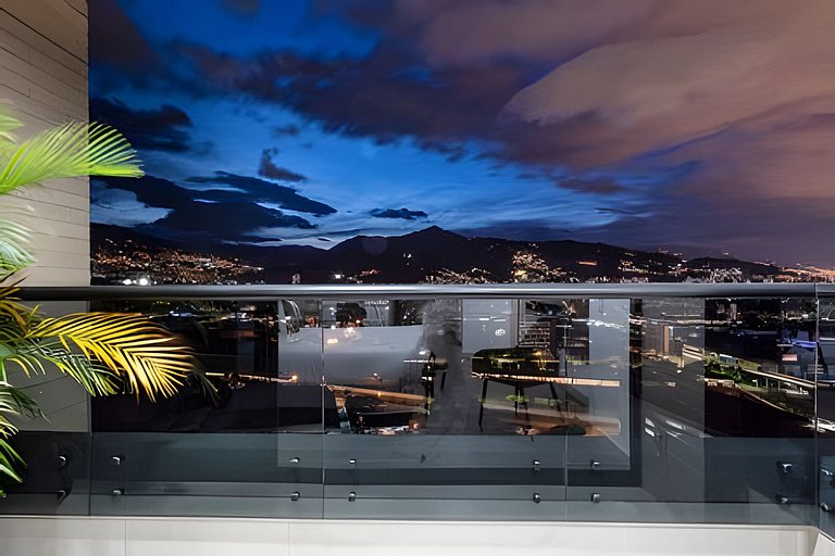 Class 48 2302 - Intimate Loft with Private balcony