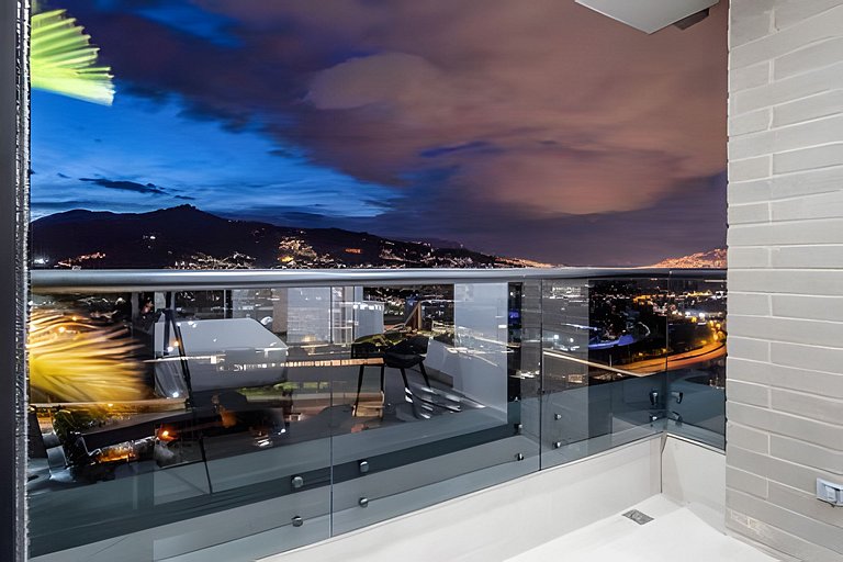 Class 48 2302 - Intimate Loft with Private balcony