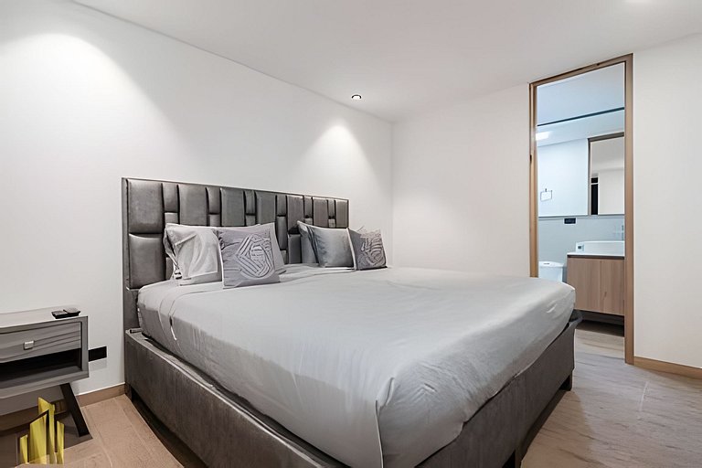 Class 48 2203 - Modern & Cozy Apt w/ Priv balcony