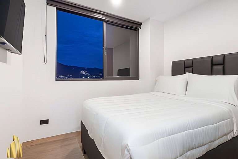 Class 48 2203 - Modern & Cozy Apt w/ Priv balcony