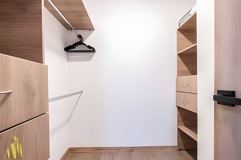 Class 48 2203 - Modern & Cozy Apt w/ Priv balcony