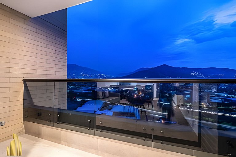 Class 48 2203 - Modern & Cozy Apt w/ Priv balcony