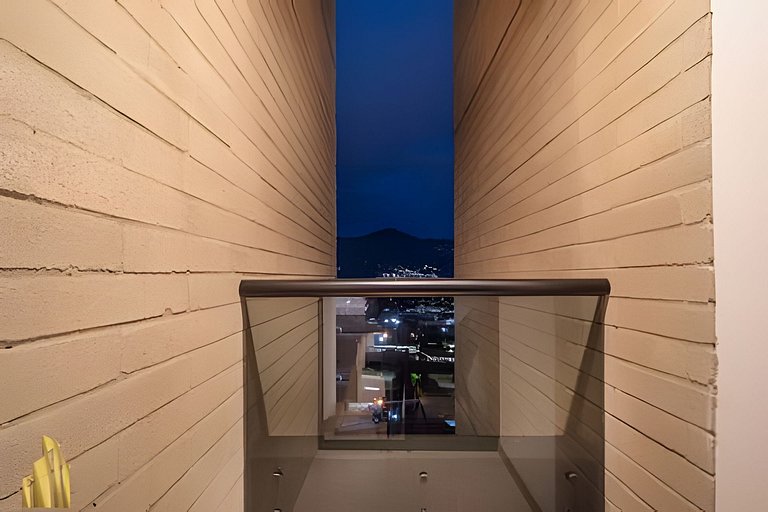 Class 48 2203 - Modern & Cozy Apt w/ Priv balcony