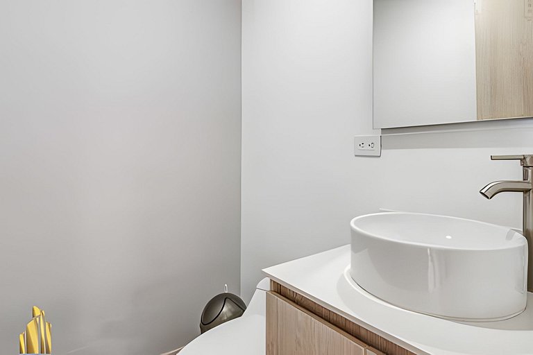 Class 48 2501 - Tranquil & Bright loft w Balcony