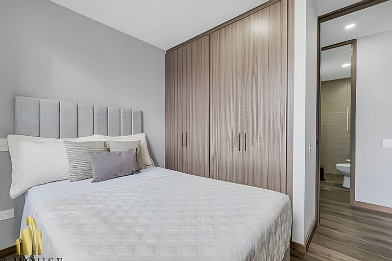 Class 48 1404 - Modern Living City views with AC