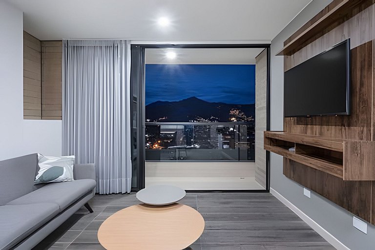 Class 48 2303- High-Class Loft w/ Priv balcony