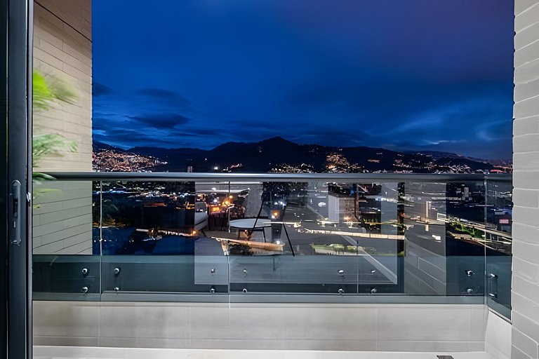 Class 48 2303- High-Class Loft w/ Priv balcony
