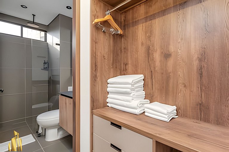 Morph 1302 - Spacious & private apt w BBQ/Jacuzzi