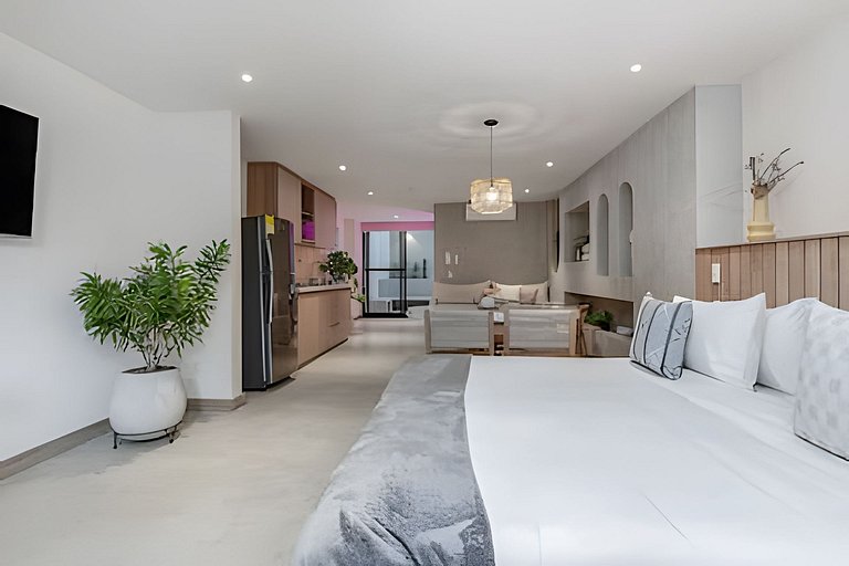 Solei Loft 302 - Elegant Oasis: Loft/Jacuzzi/AC