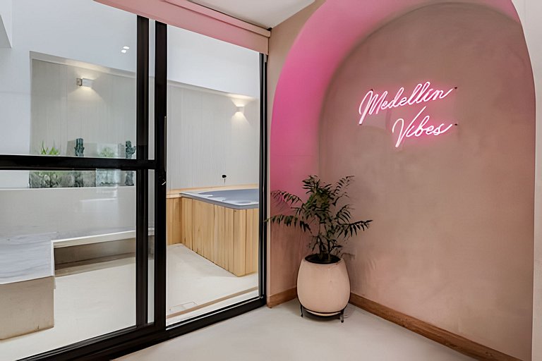 Solei Loft 302 - Elegant Oasis: Loft/Jacuzzi/AC