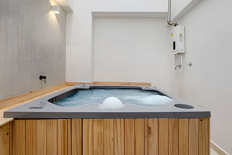 Solei Loft 302 - Elegant Oasis: Loft/Jacuzzi/AC