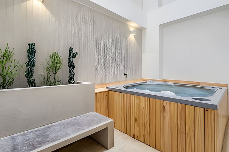 Solei Loft 302 - Elegant Oasis: Loft/Jacuzzi/AC