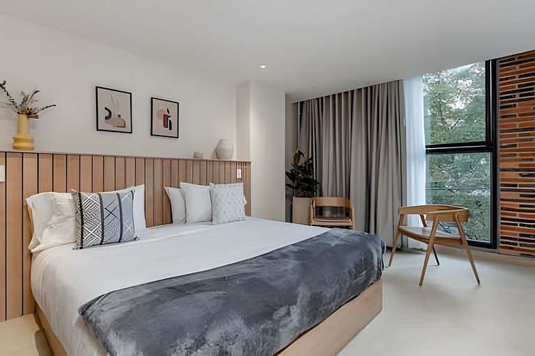 Solei Loft 302 - Elegant Oasis: Loft/Jacuzzi/AC