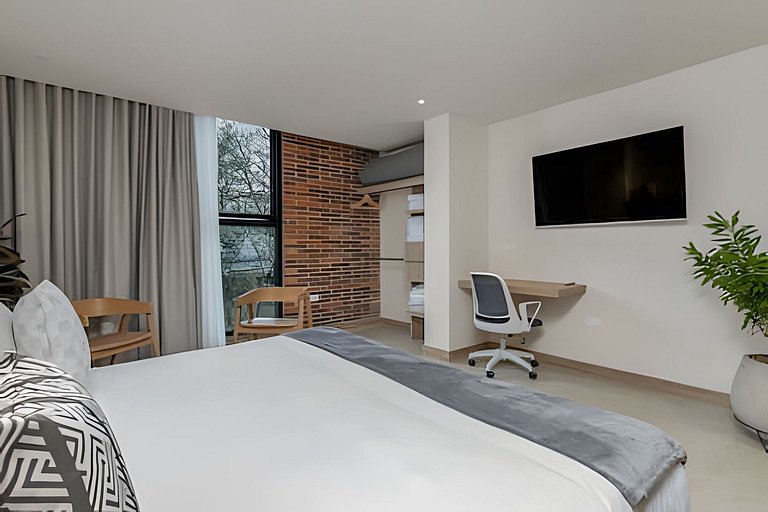 Solei Loft 302 - Elegant Oasis: Loft/Jacuzzi/AC