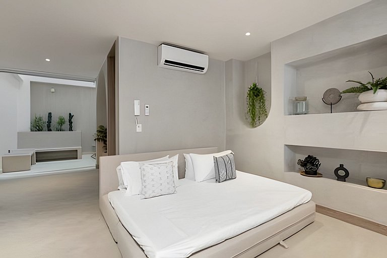 Solei Loft 302 - Elegant Oasis: Loft/Jacuzzi/AC