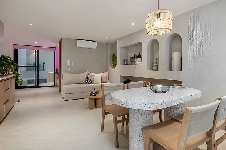 Solei Loft 302 - Elegant Oasis: Loft/Jacuzzi/AC