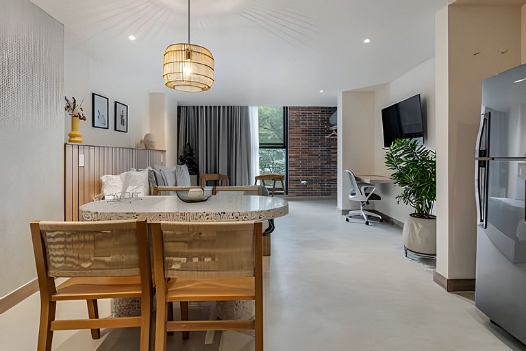 Solei Loft 302 - Elegant Oasis: Loft/Jacuzzi/AC