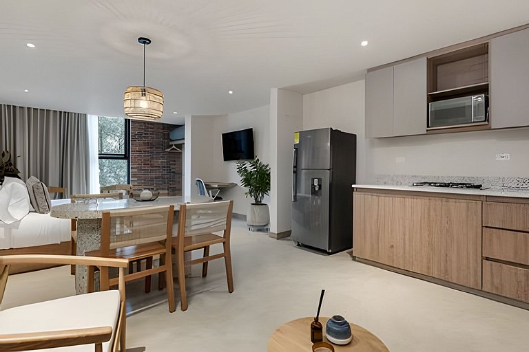 Solei Loft 302 - Elegant Oasis: Loft/Jacuzzi/AC