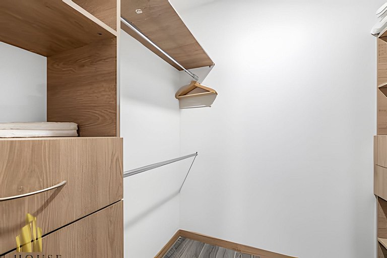 Class 48 1103 - Loft-style living/panoramic views