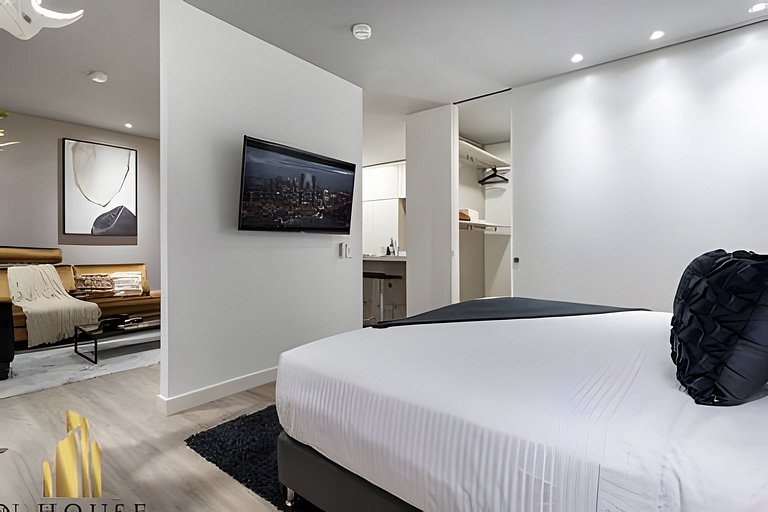 Energy 1603 - Modern Design & Prime Location/ AC