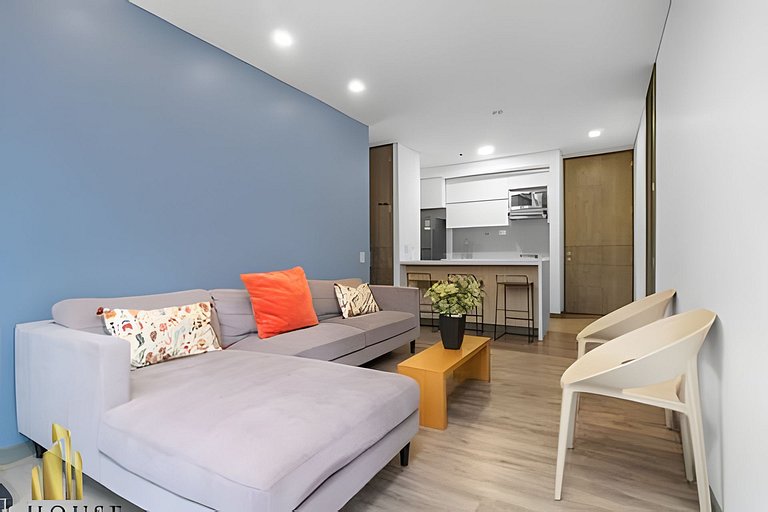 Class Suites 202 - Colorful with Pool and gym