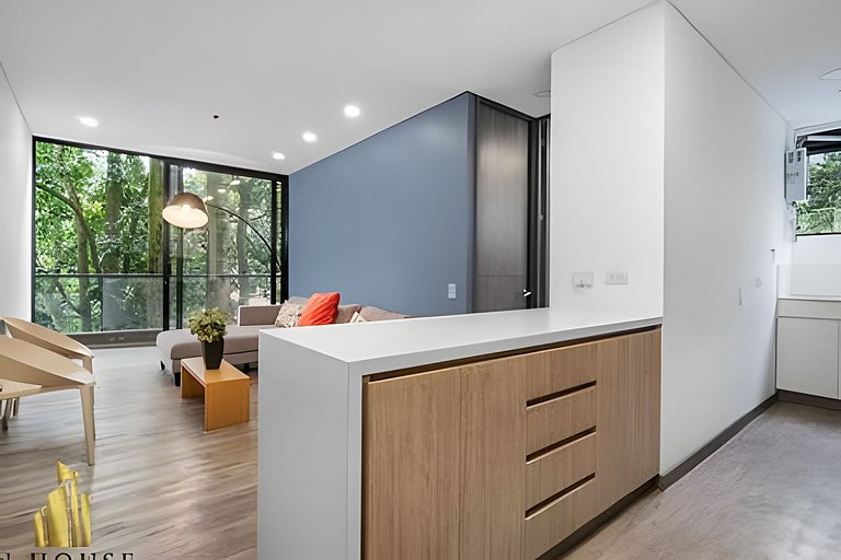 Class Suites 202 - Colorful with Pool and gym
