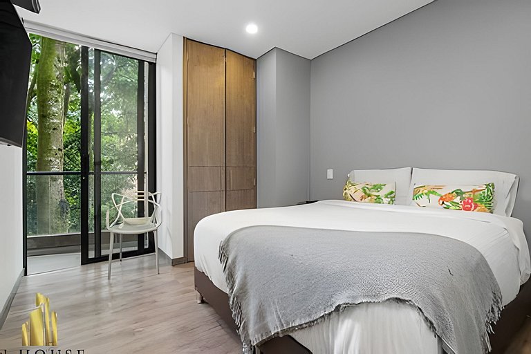 Class Suites 202 - Colorful with Pool and gym