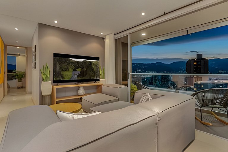 Finito 1512 - Modern Apt with Views & Balcony