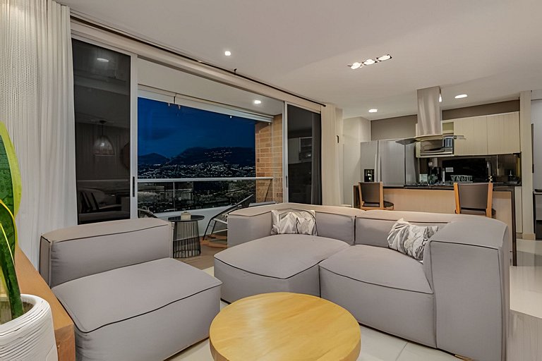 Finito 1512 - Modern Apt with Views & Balcony