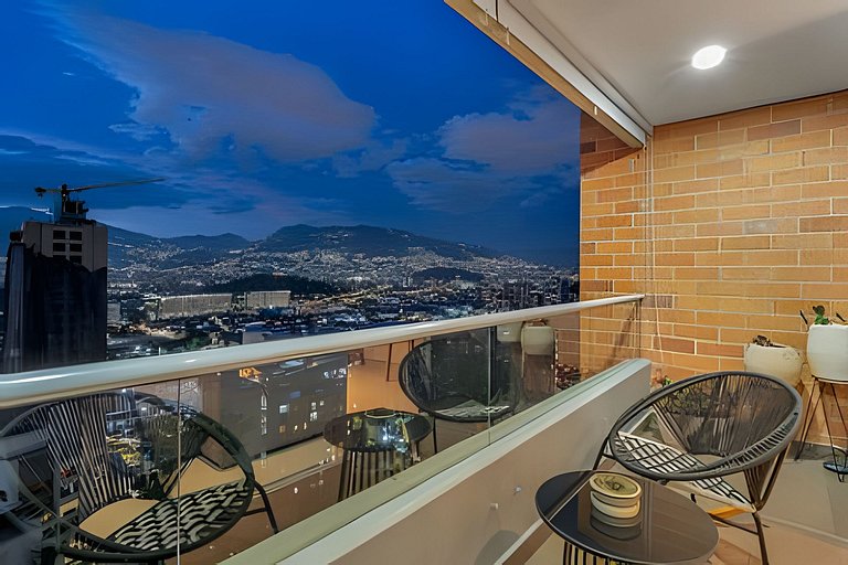 Finito 1512 - Modern Apt with Views & Balcony