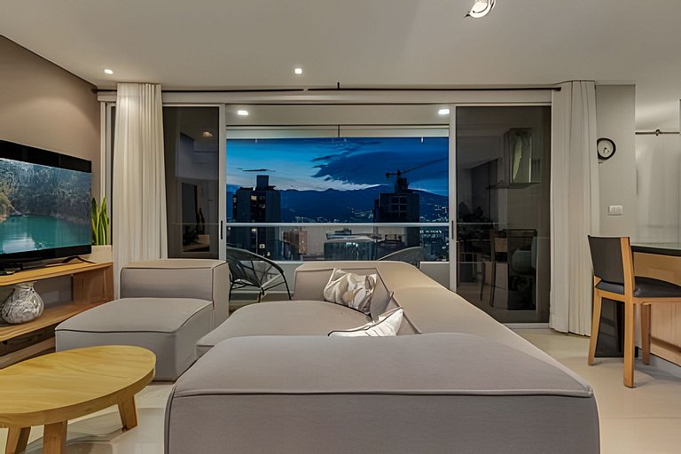 Finito 1512 - Modern Apt with Views & Balcony