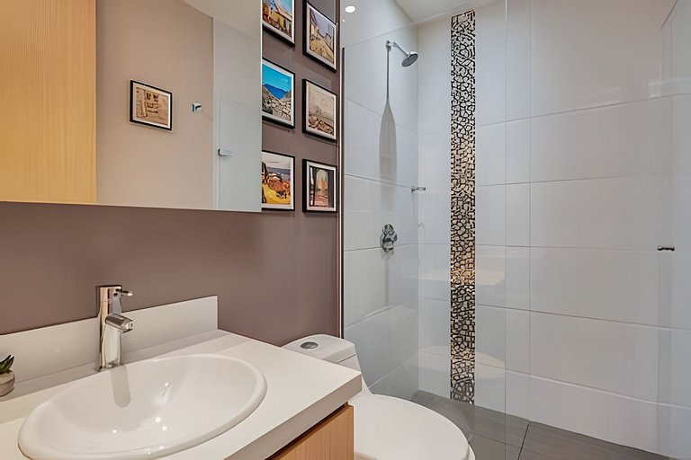 Finito 1512 - Modern Apt with Views & Balcony