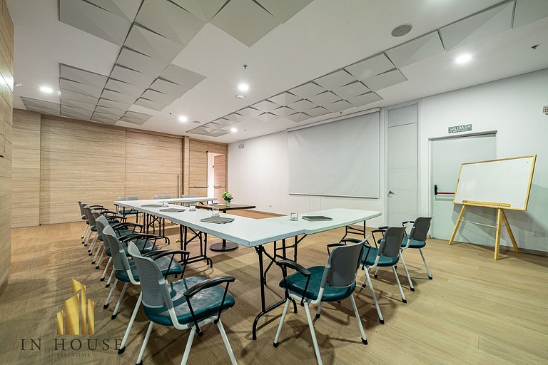 Urban 2505 - Oasis with pool and gym