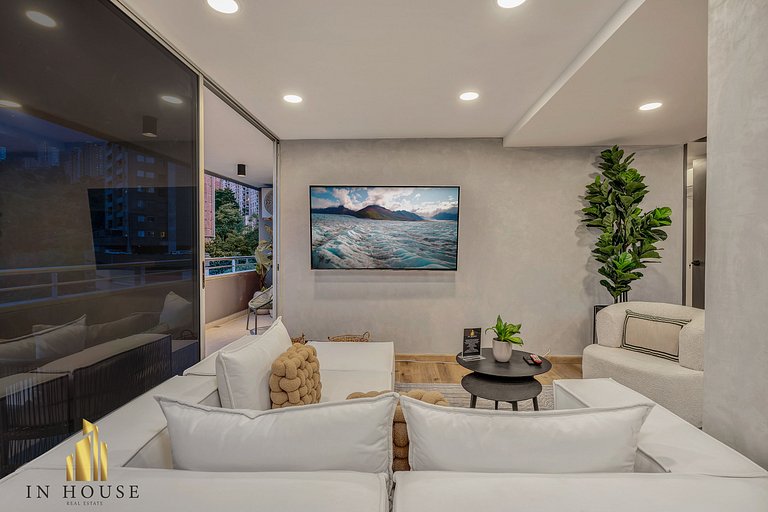 Provenza Life 1002-Tastefully decorated loft/gym