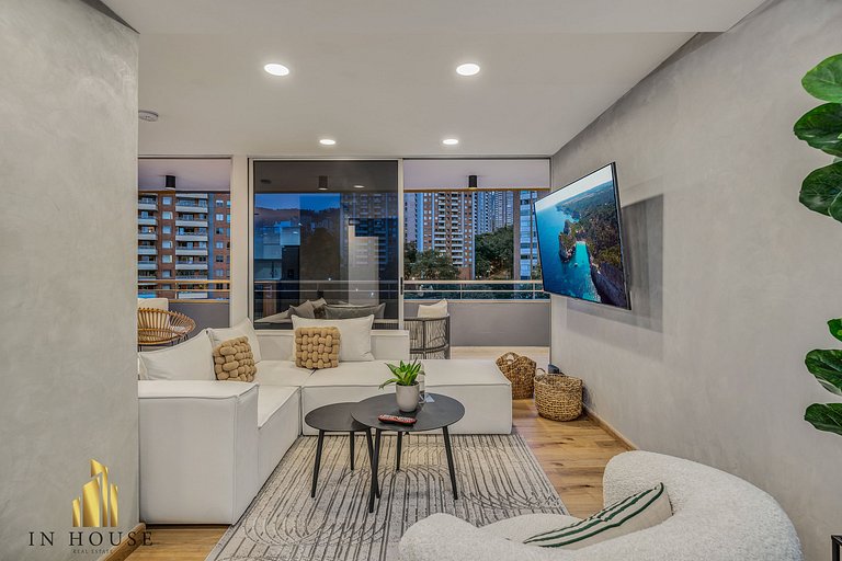 Provenza Life 1002-Tastefully decorated loft/gym
